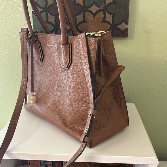 Michael Kors 2-in-1 Tote Bag/Purse - Picture 3 of 9